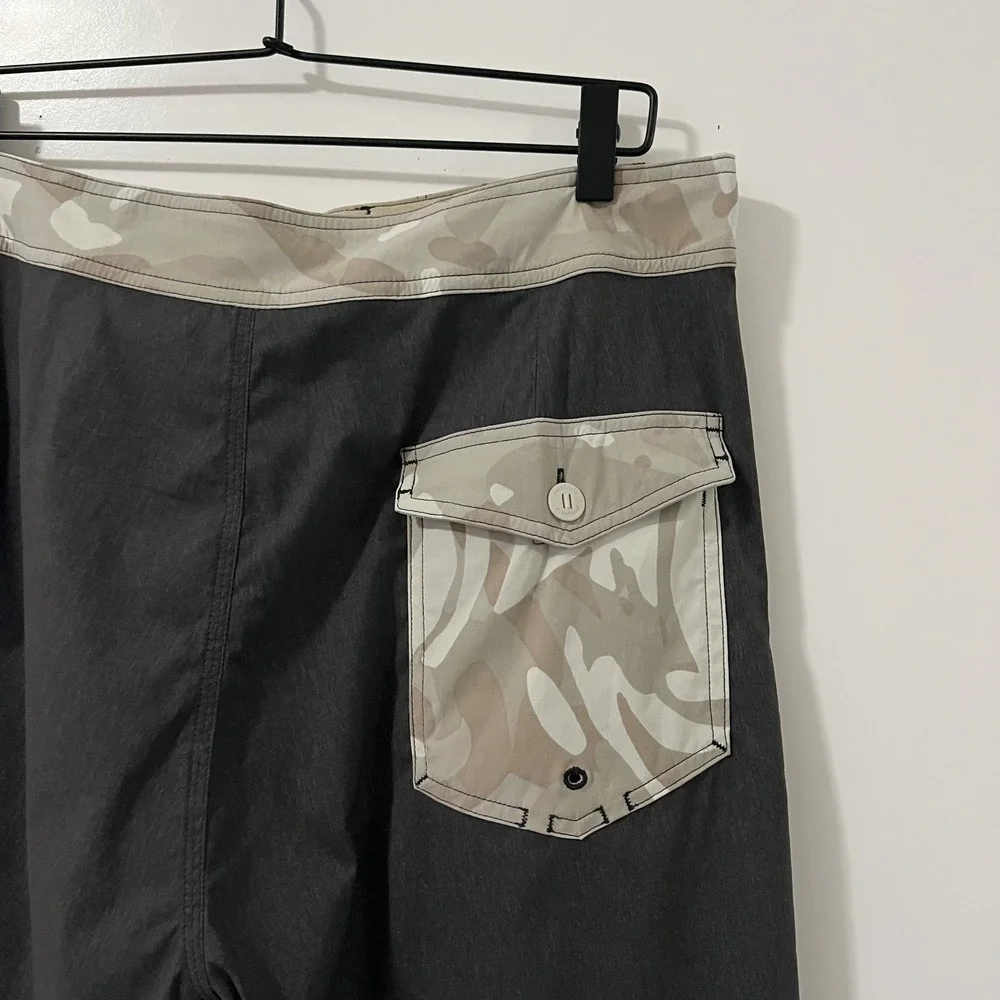 Patagonia Mens Board Shorts 34 Charcoal Grey Camo Trim Scalloped Hem Swim Trunks